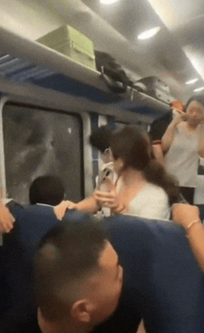 列车闷成“铁蒸笼”，小伙砸窗救人后被警带走！结局反转让全网直呼“这才对”。