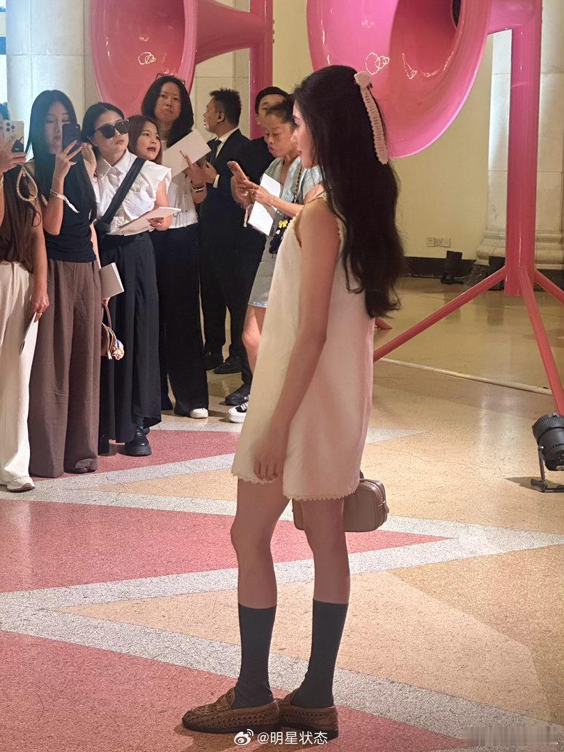 刘浩存太美了！Miumiu展上看见浩存妹妹，又美又瘦！太美啦。状态超好。