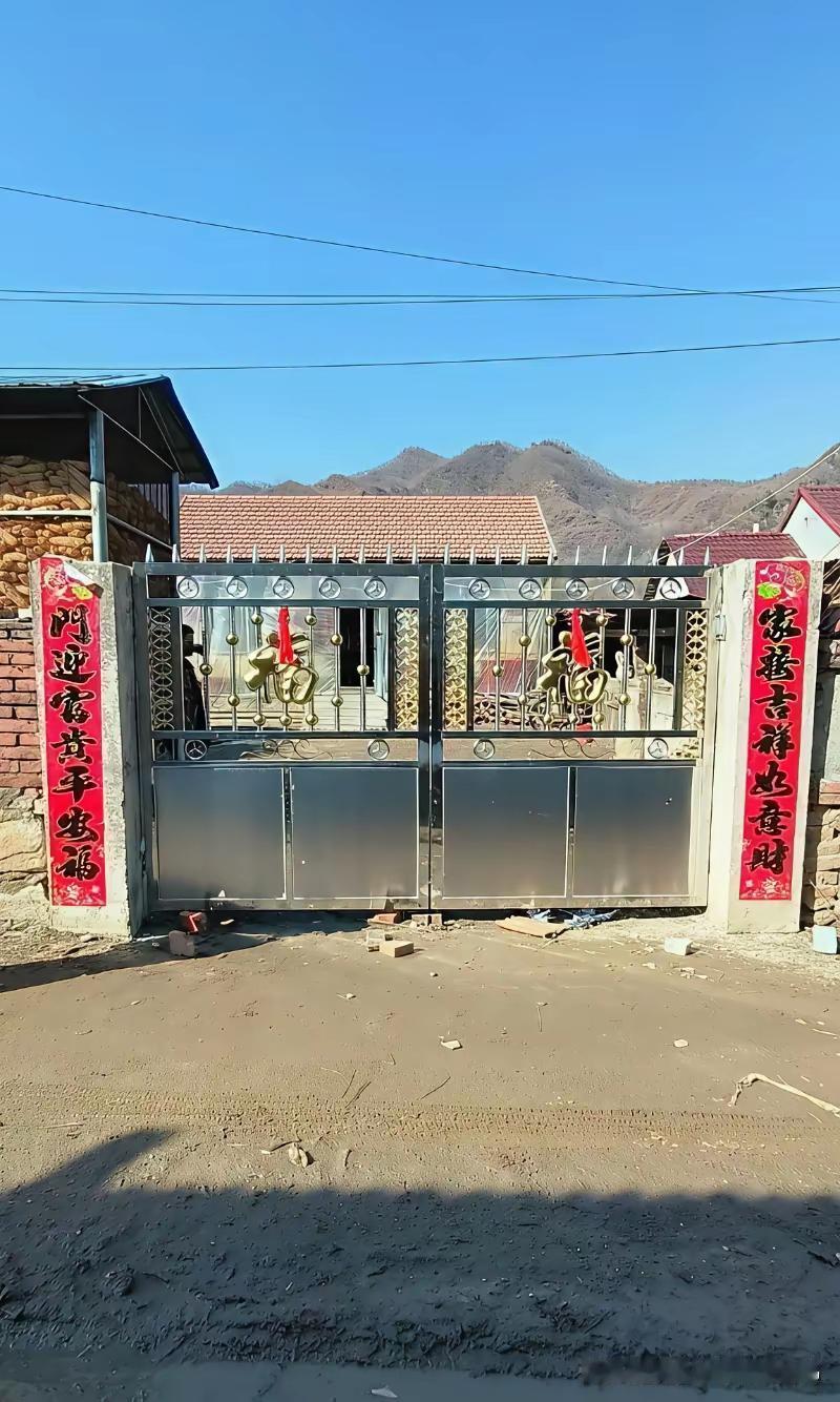 早上八点我去侄女家，大门紧锁，我敲了半天都没反应，最后我给侄女打电话，侄女才出来