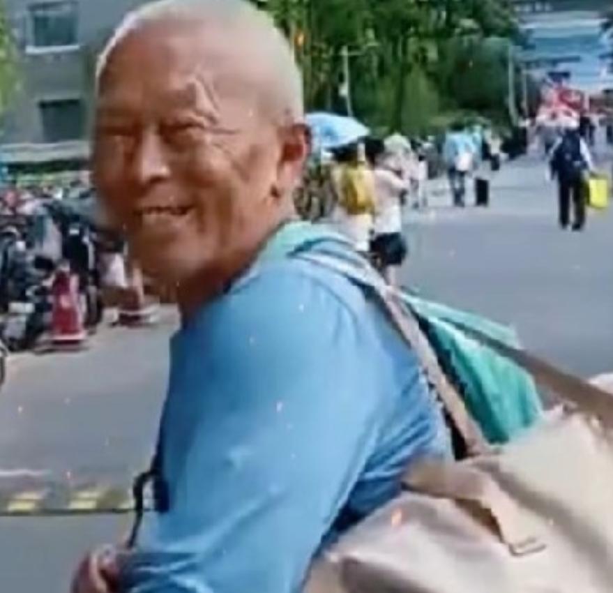近日，北京，外孙考上北大，77岁的外公背着个大包，亲自护送外孙来大学里开学报到，