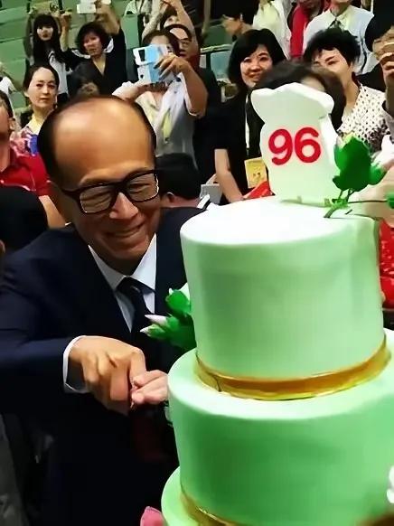 日赚1.6亿，连续27年稳居香港首富榜，98岁李嘉诚低调庆生日赚1.6亿，连续