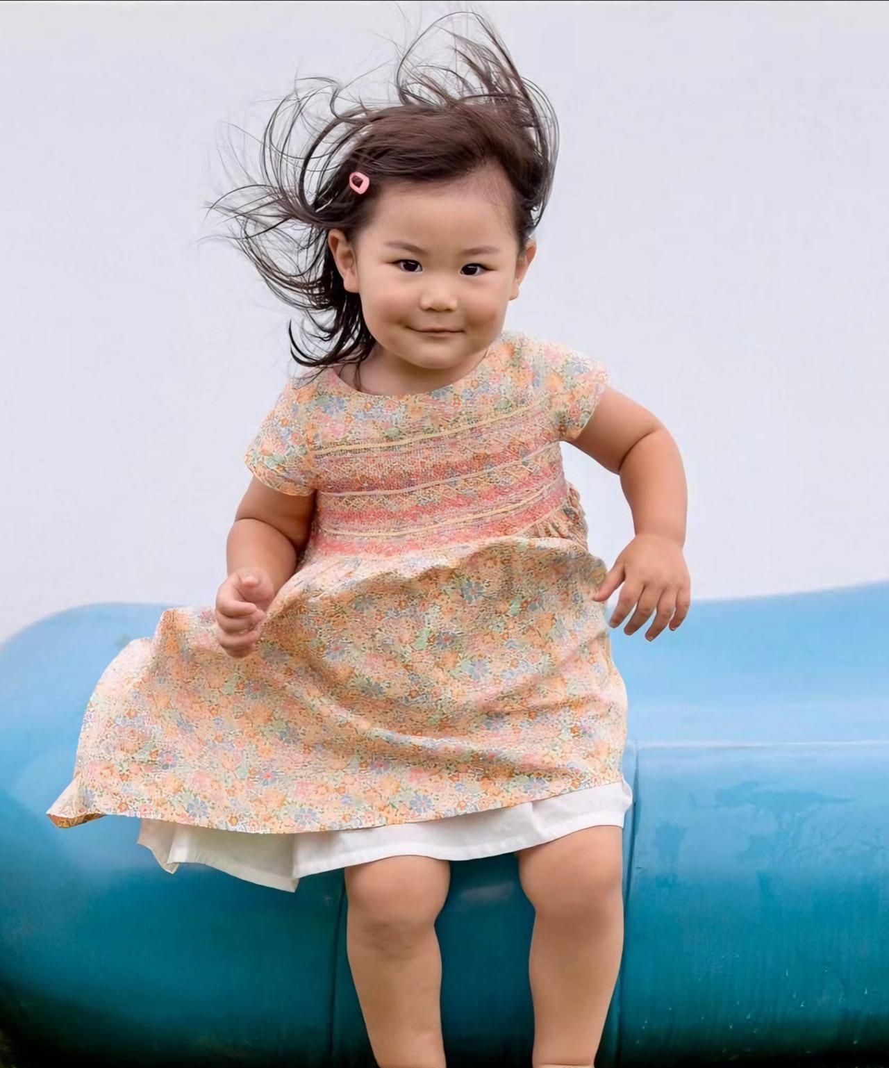 不丹小公主长大了，继承了佩玛王后的美貌不丹国王夫妇携2子1女访越，索南小公主活