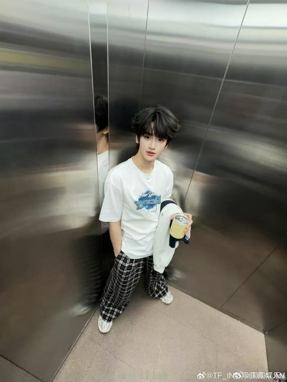 邓佳鑫晒猫邓佳鑫的猫是异瞳好漂亮的小猫咪啊，还是异瞳耶