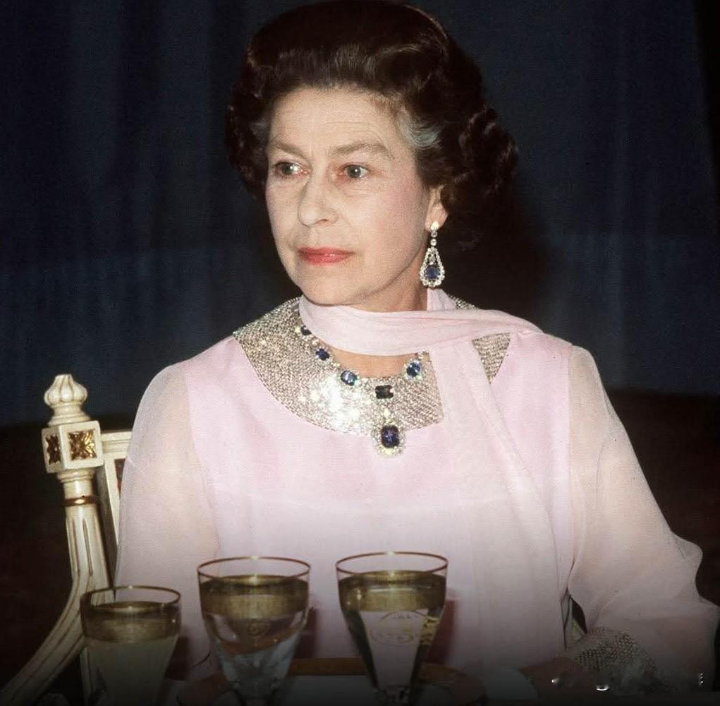 英国皇室在餐桌上对待客人时遵循着一打严格的规则。其中最引人注目的禁忌是，海鲜因为