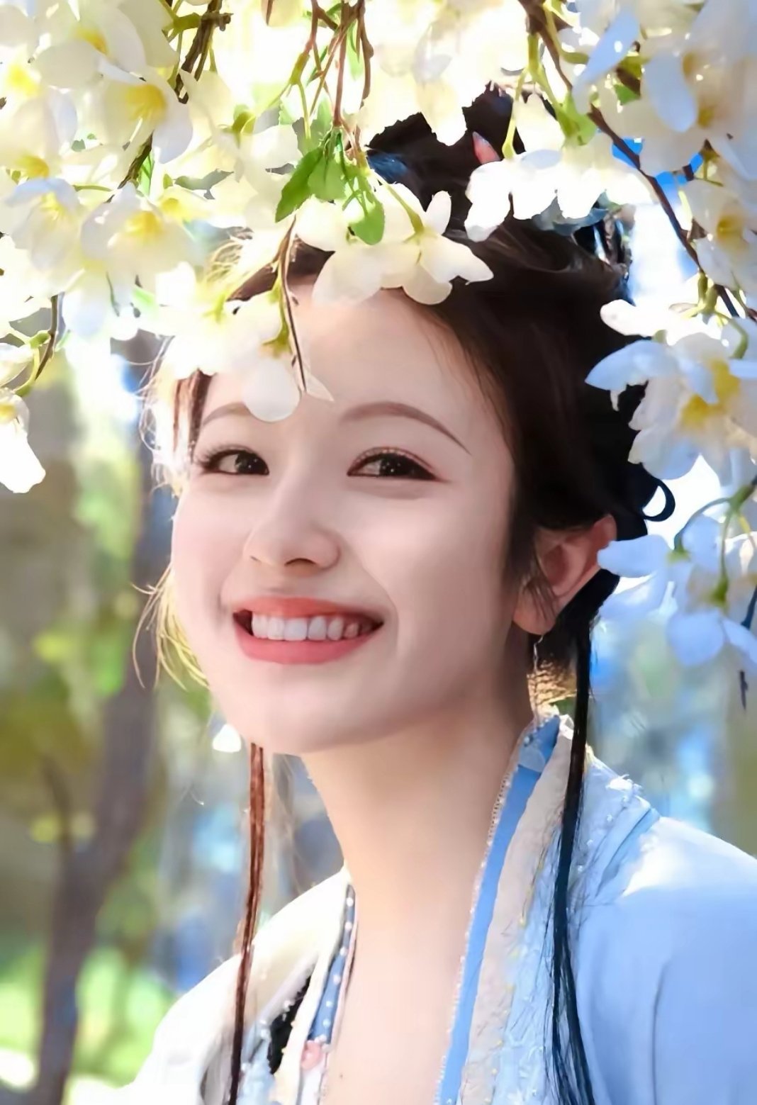 七年隐秘热恋，竟被狗仔"一跤"撞破真相！张新成拎包时不慎踉跄，李兰迪在旁笑到直不
