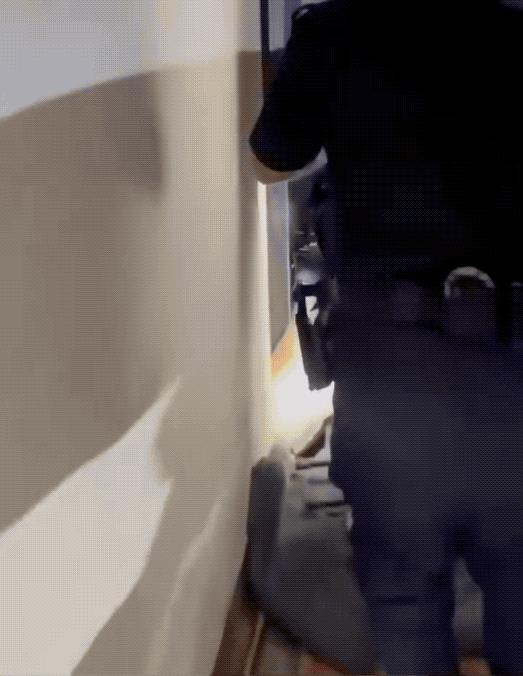 实拍失踪五天巴西女子被解救现场：手脚被铁链锁在床上，大腿一个劲哆嗦！2026