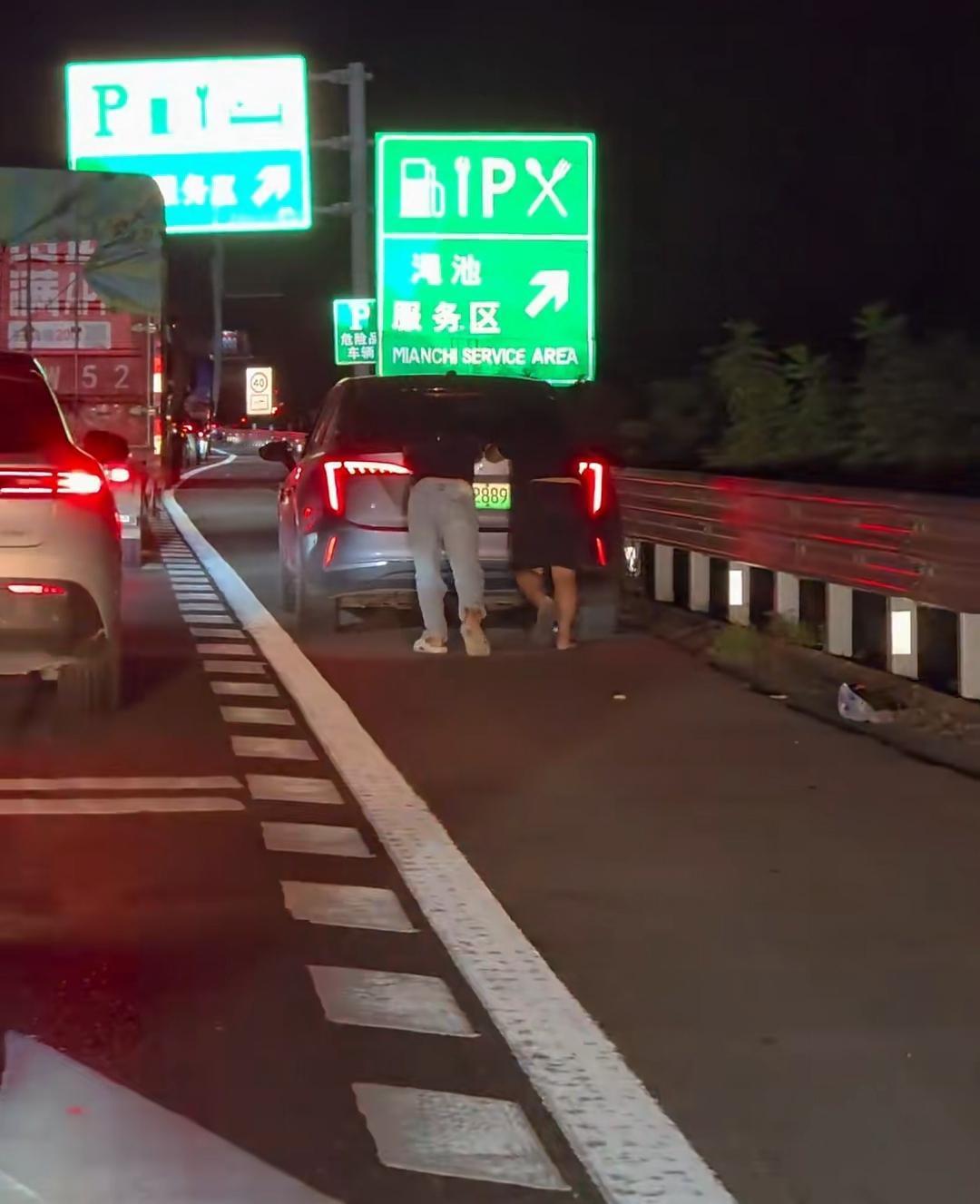 真是大千世界无奇不有[捂脸哭]2月23日，湖南高速衡阳，衡邵高速路段，一新能源汽