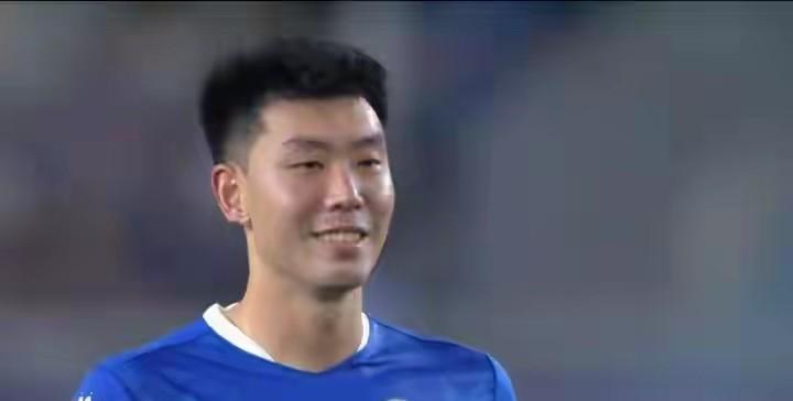 这冯伯元差点就成了罪人和多余的人。补时最后一秒，他竟然送给人家一个点球，让连云