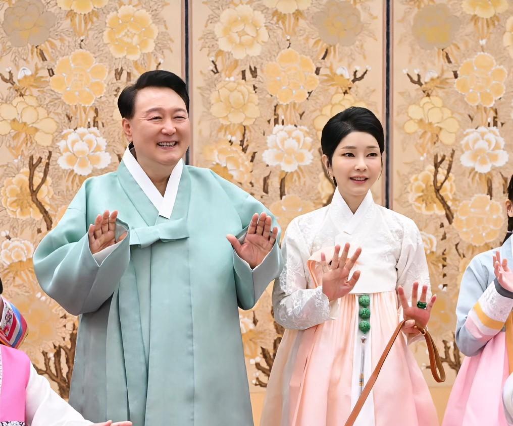 七夕节当天韩国前第一夫人金建希收“大礼包”！8月29日，韩国前总统尹锡悦妻子金建