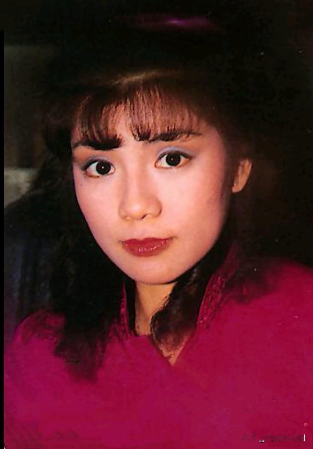 🎆永远的翁美玲👉空气刘海、蓬松卷发，是那个年代最时髦的发型。粉色发箍、缎面