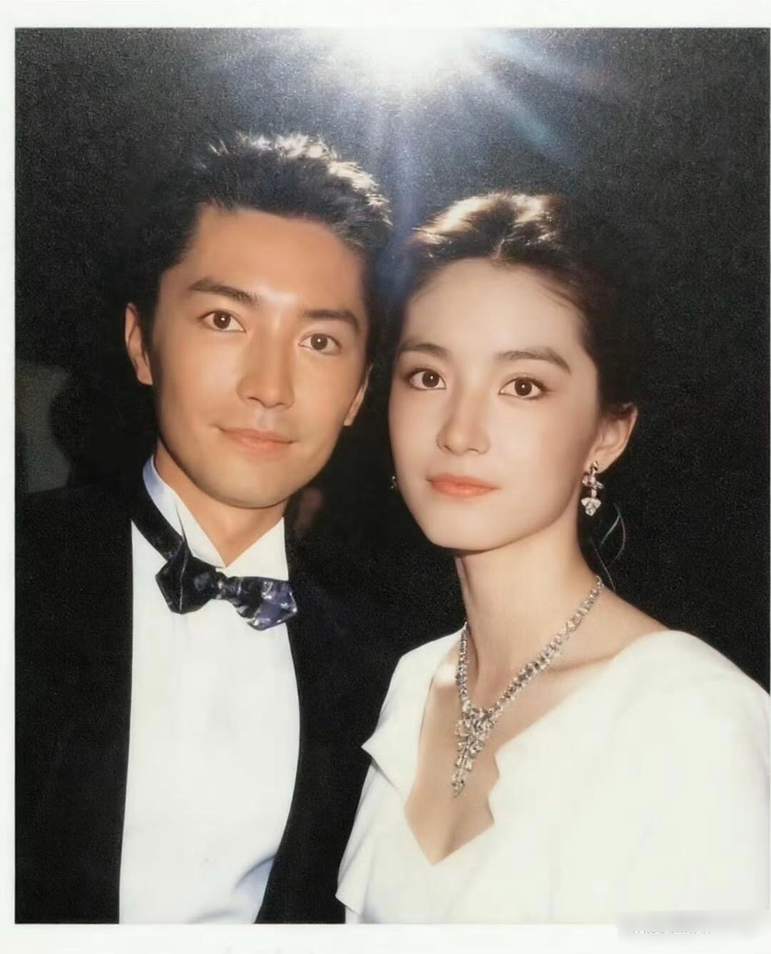 好权威的两张脸啊，势均力敌，尊龙和林青霞简直就是神颜与神颜的碰撞，而且超级有夫妻