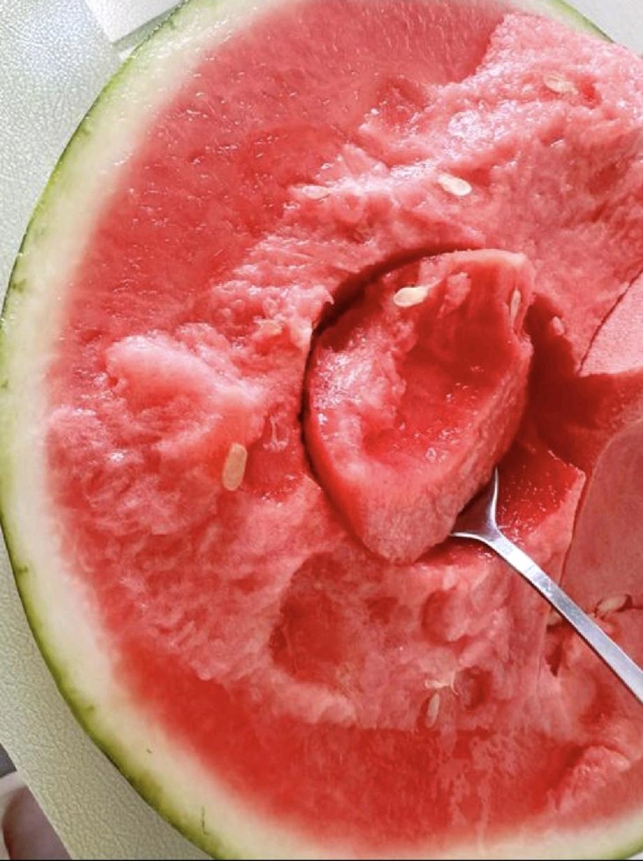 今天听到一个新词“崩老头”，可能你以为“老头”是六七十岁的男人，那就错了，其实指