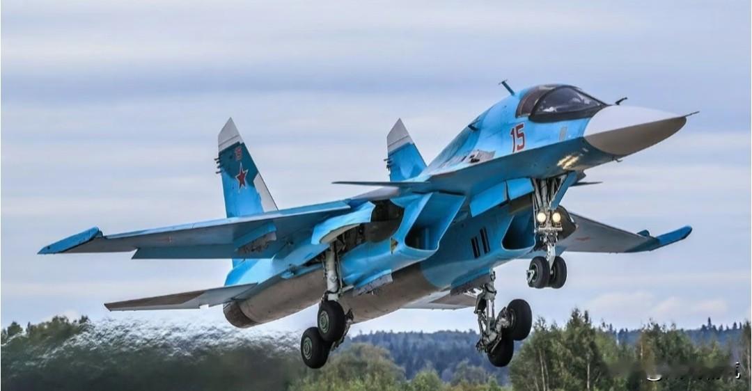 当地时间12月7日，俄军icon某轰炸机航空团一架停放在机库掩体中的苏-34战斗