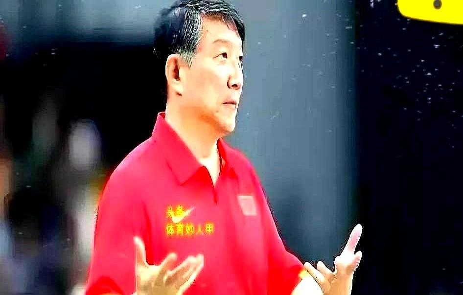 宫鲁鸣孤注一掷！18岁小将狂砍28分。热身赛力克日本队后，中国女篮的战术核心