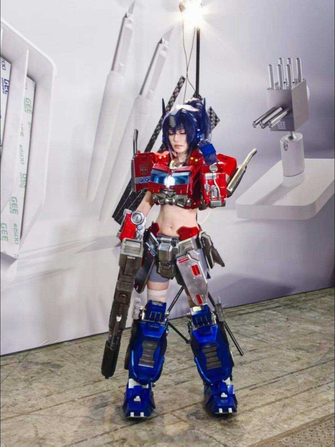 居然有idw擎天柱娘化cos不过不在cq在隔壁微缩展上海·世博轴