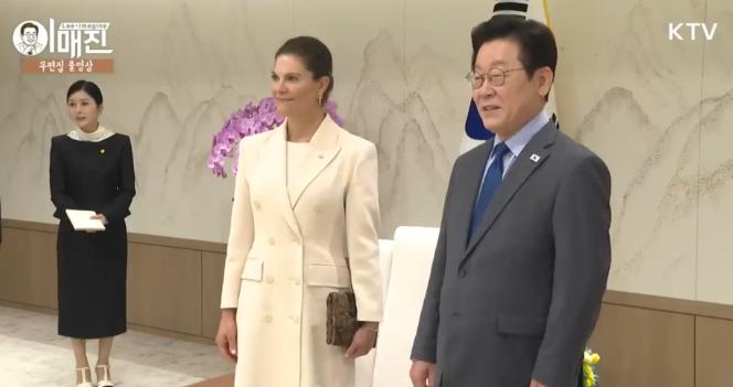 昨天韩国总统李在明会见来访的瑞典女王储（公主）维多利亚，不过给女王储配备的瑞典语