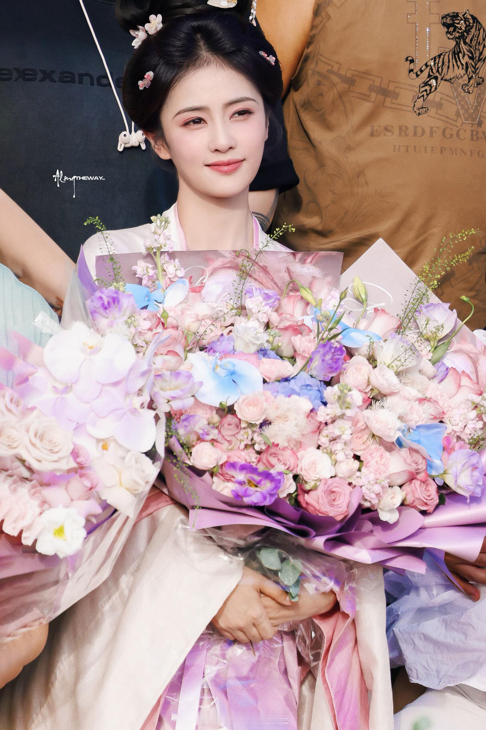 白鹿莫离杀青了白鹿莫离杀青大合照这个白鹿都美成啥样了​​​