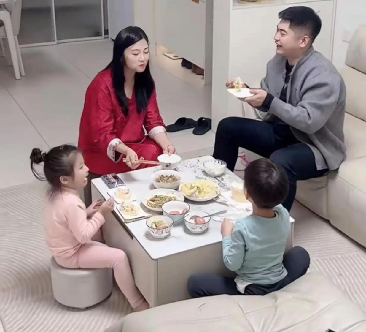 浙江一夫妻闹离婚，走出民政局时天在下雨，谁料丈夫脱下外衣的举动，让妻子当场撤回了