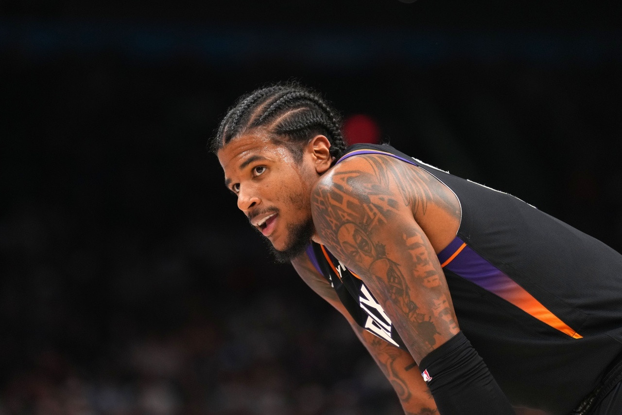 DuaneRankin报道，杰伦·格林疑似右腿受伤，再次返回更衣室。他本赛季此