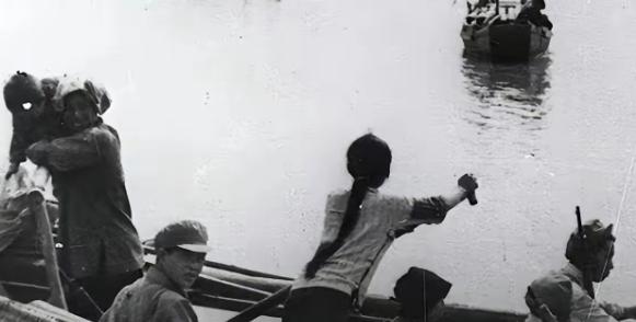 1949年，19岁的姑娘颜红英，摇着小木船运送24名解放军战士横渡长江。谁料，激
