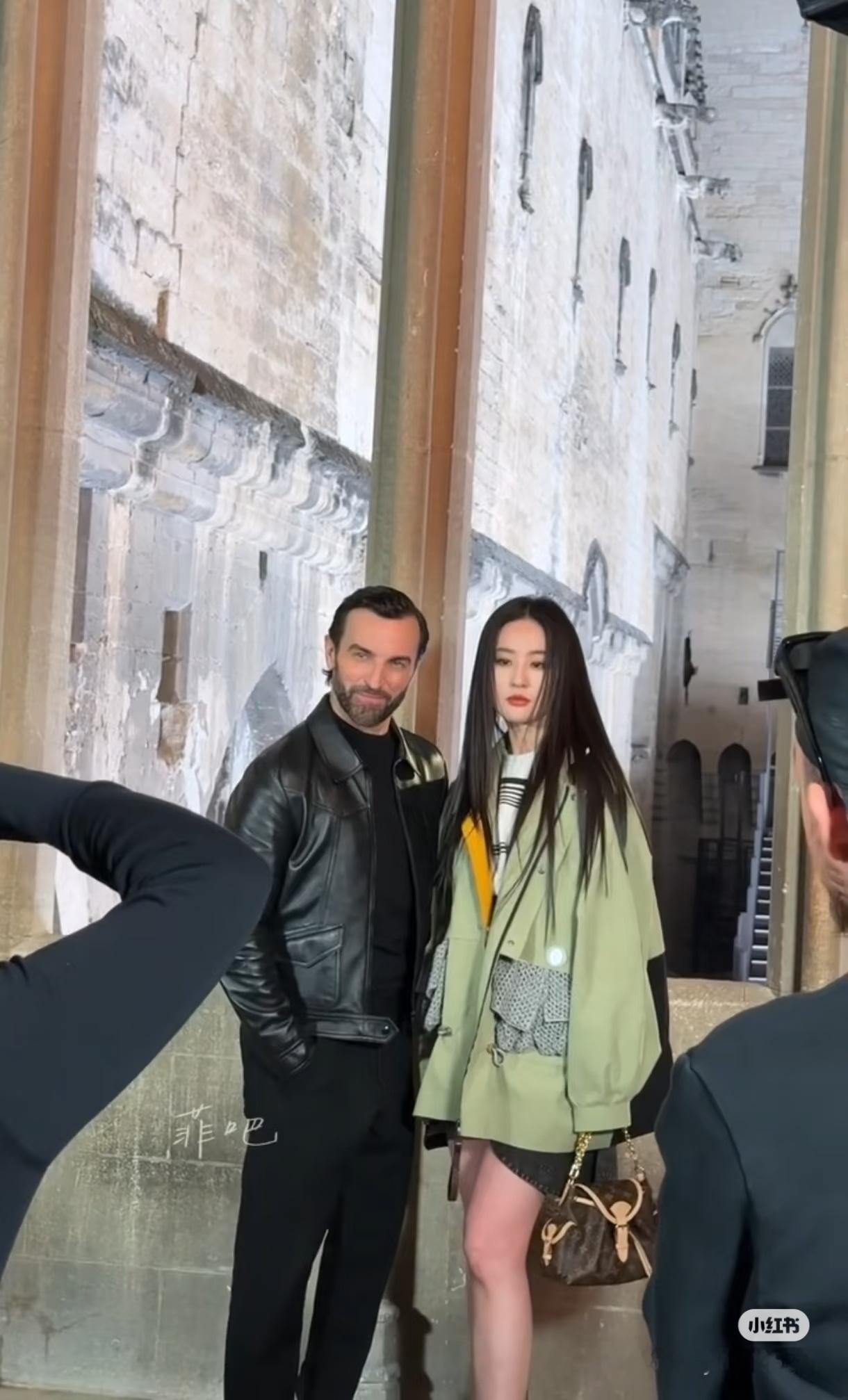 像有攻击性的小龙女，刘亦菲穿上LV就是非常酷