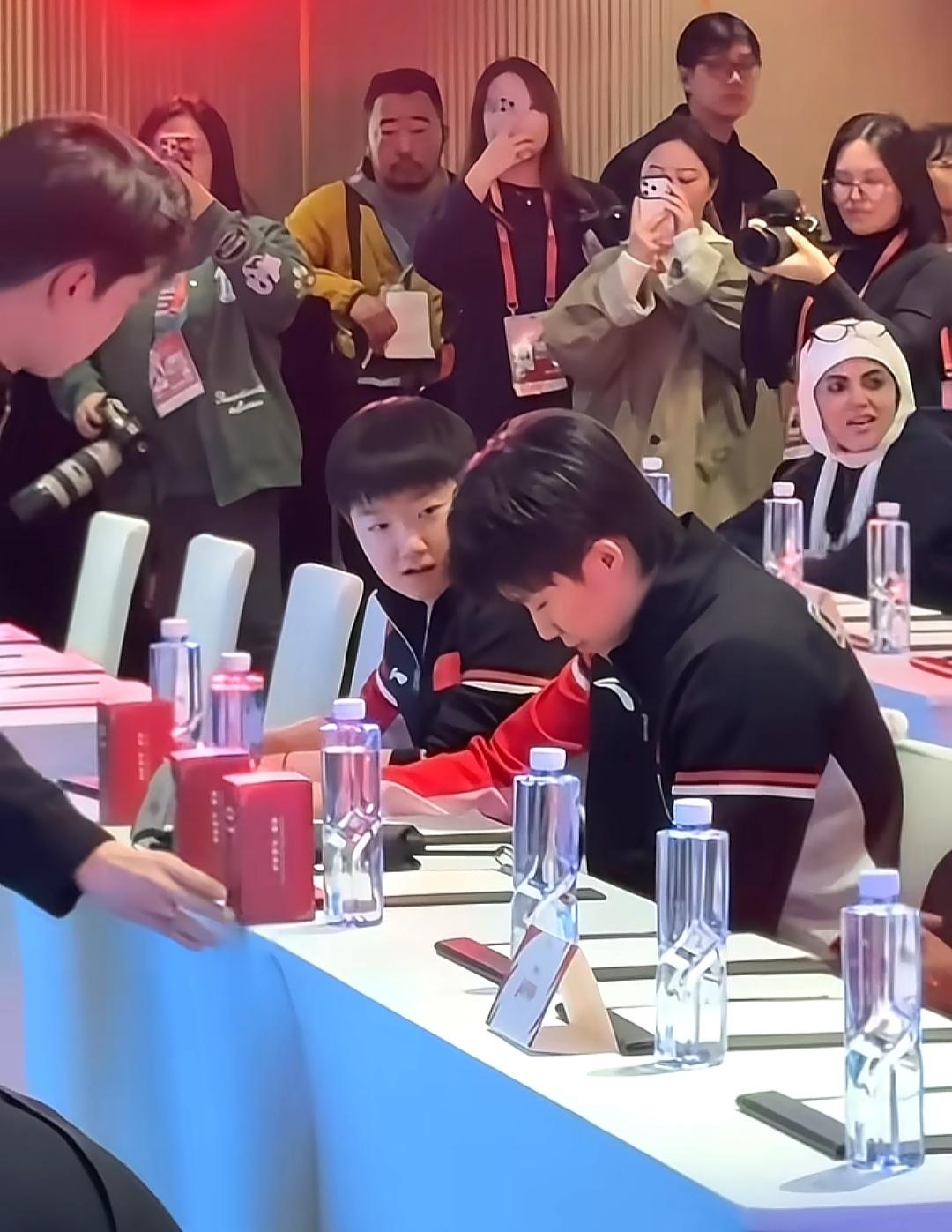 聚光灯下的孙颖莎比王楚钦要松弛！你看她就大大方方的在王楚钦边上坐下，还不时的说几