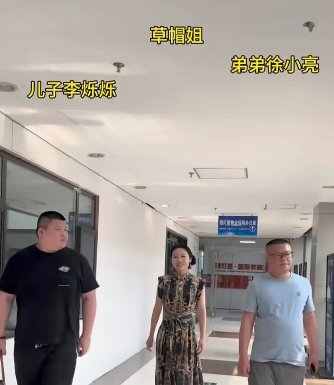 草帽姐有亲人的保护，真的好幸福啊[比心]草帽姐人美，歌甜，心地善良，还有一双好儿