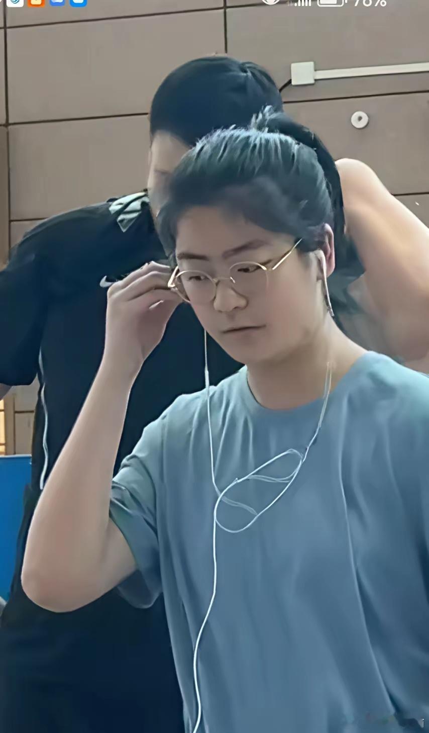 姚明女儿姚沁蕾身高1.95米超过了妈妈叶莉15岁姚沁蕾身体还在生长，照这个趋势下