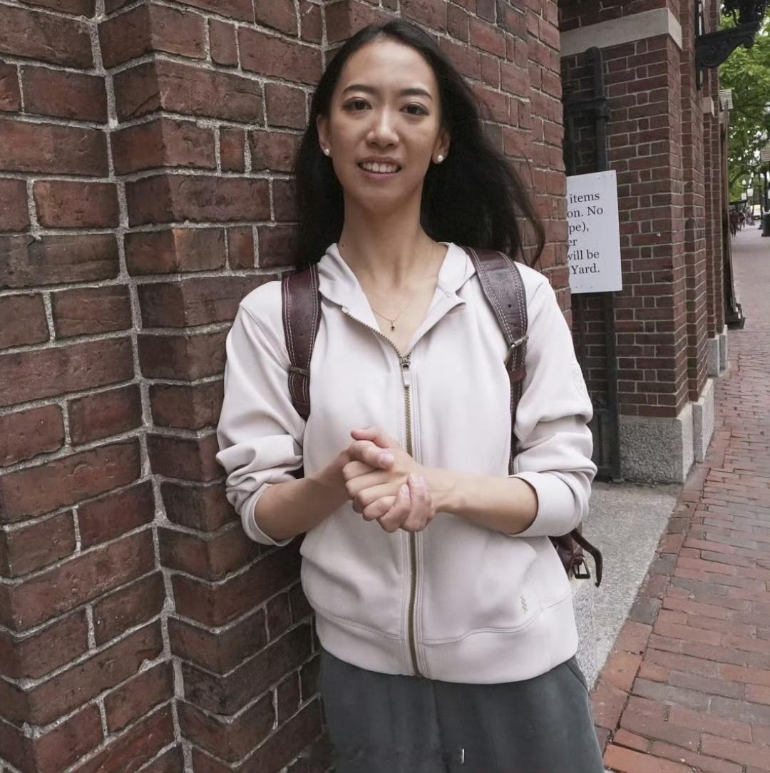 【琅河财经】好多人好奇，为啥jiang小姐不好好藏着，非要跳出来致辞？她在她爹的