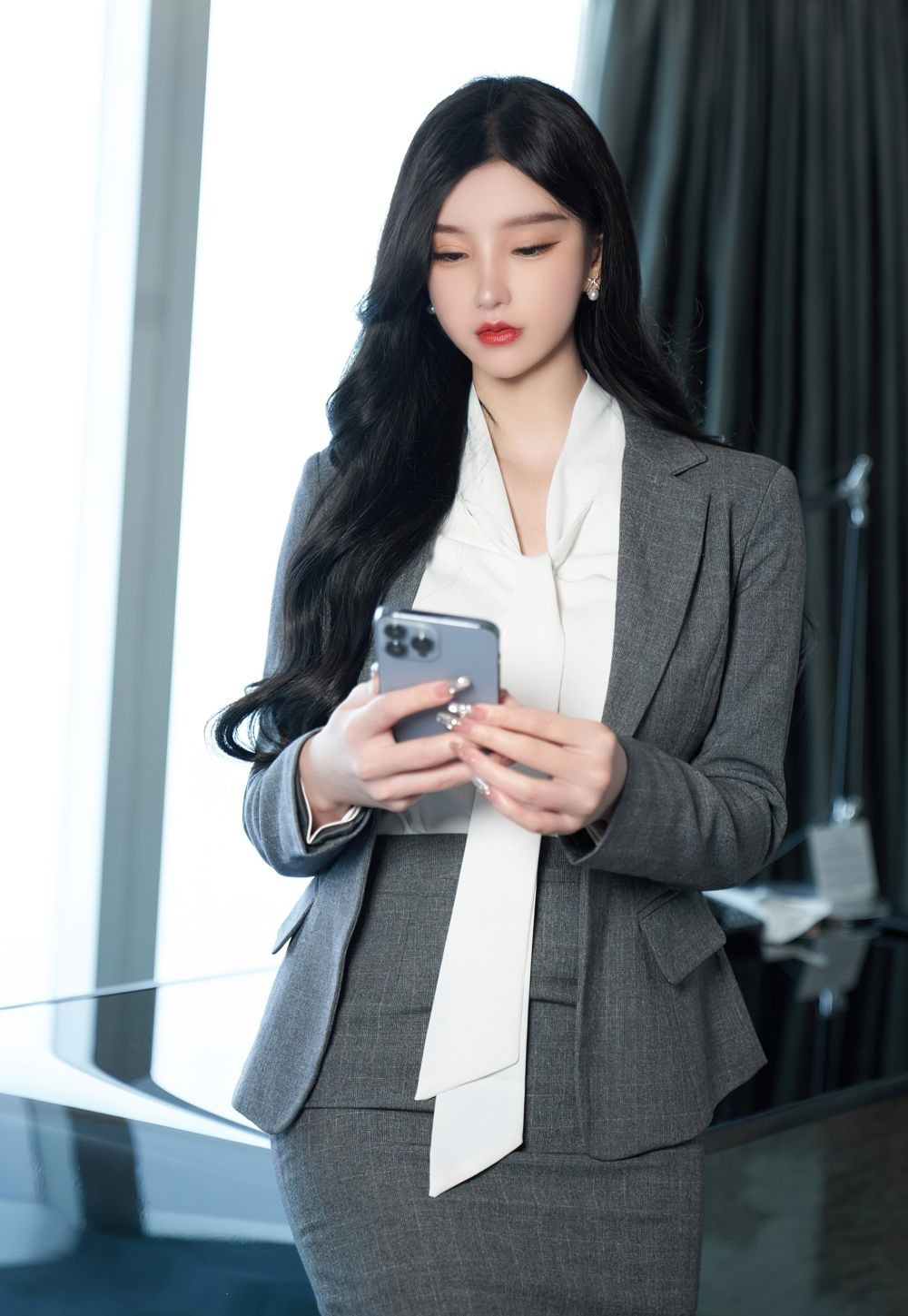 职场女性穿搭，性感灰色上衣搭配短裙，性感白T，冷艳气质让人心神俱醉
