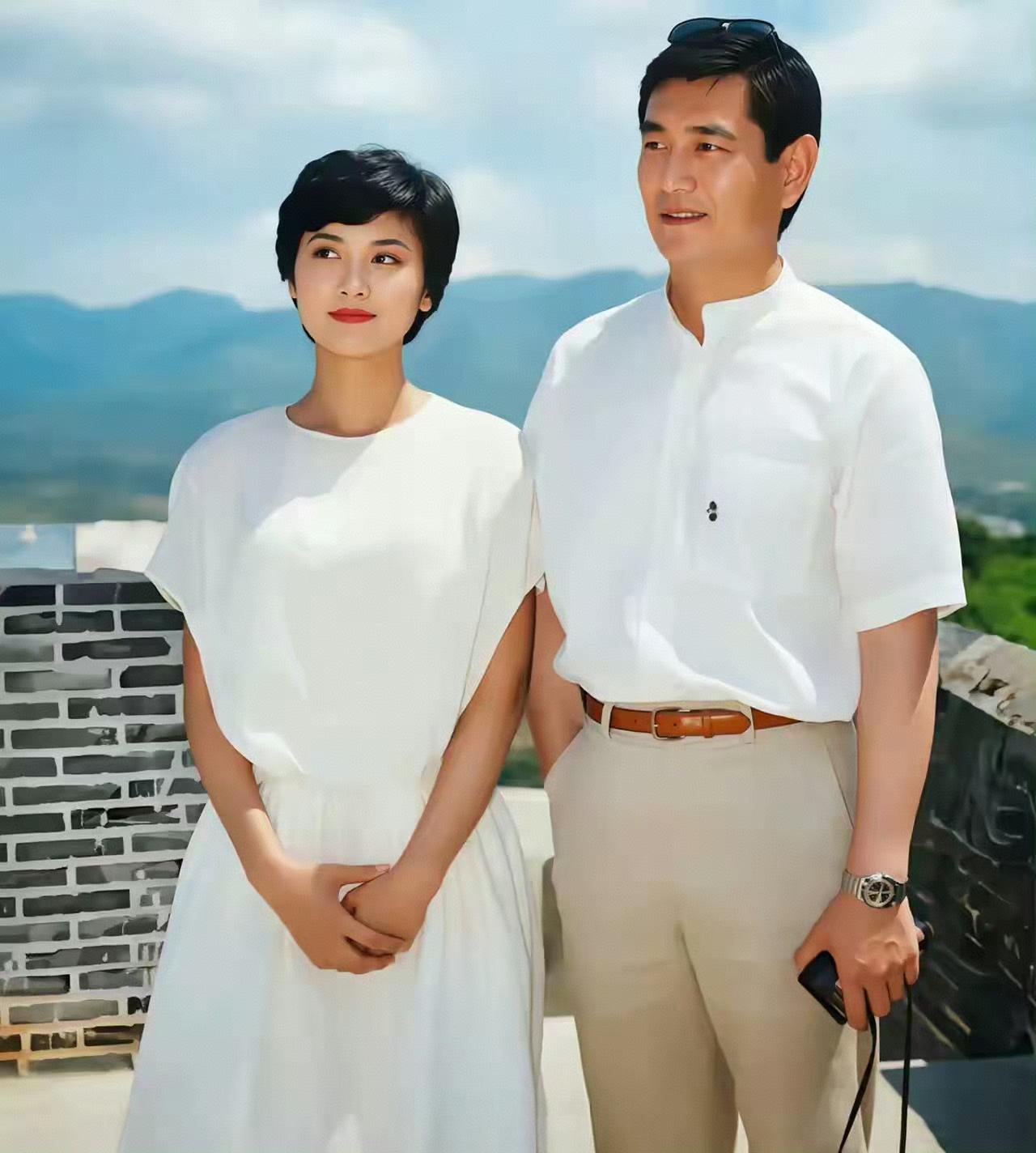 1986年，34岁的“女儿国国王”朱琳和高仓健在长城的合影。​​​