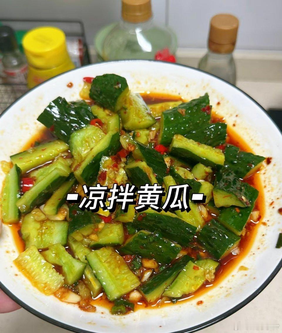 清爽凉拌黄瓜，夏日开胃神器凉拌黄瓜，堪称开胃解腻的快手佳肴，做法超简单，厨房小