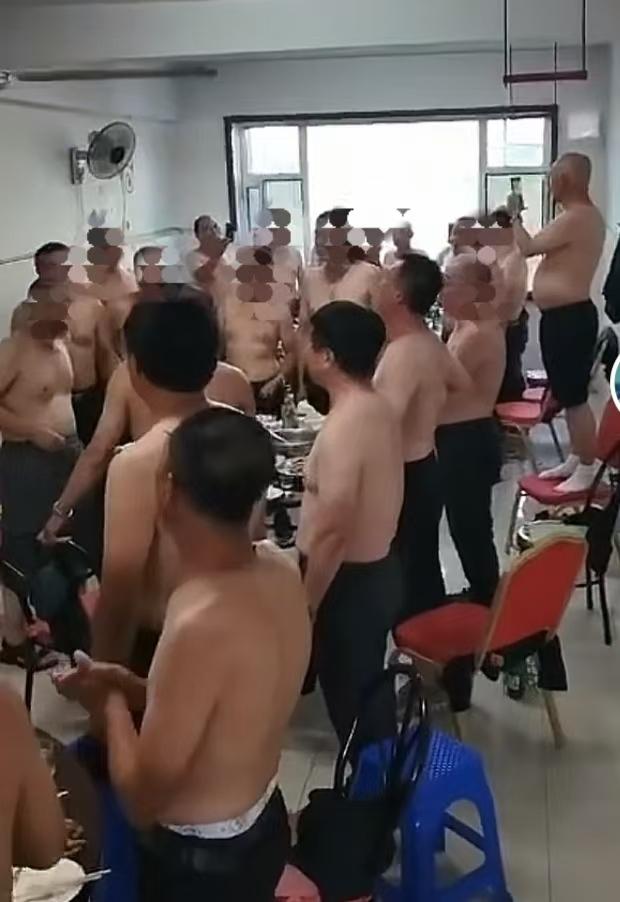 战友聚会，出现这样的视频画面，就不应该了刚刚，在平台上刷到一条八一建军节战友聚