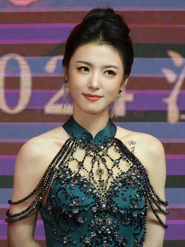 都在说景甜颜值被高估，可真把她和娱乐圈一众女星放一块儿，差别立现！那些网红脸