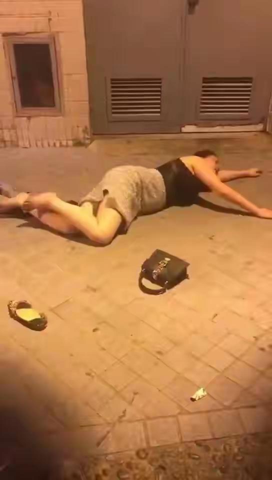 被富二代抛弃后醉酒失态：最傻的女人，就是为爱卑微到底凌晨清冷的街头，看过成