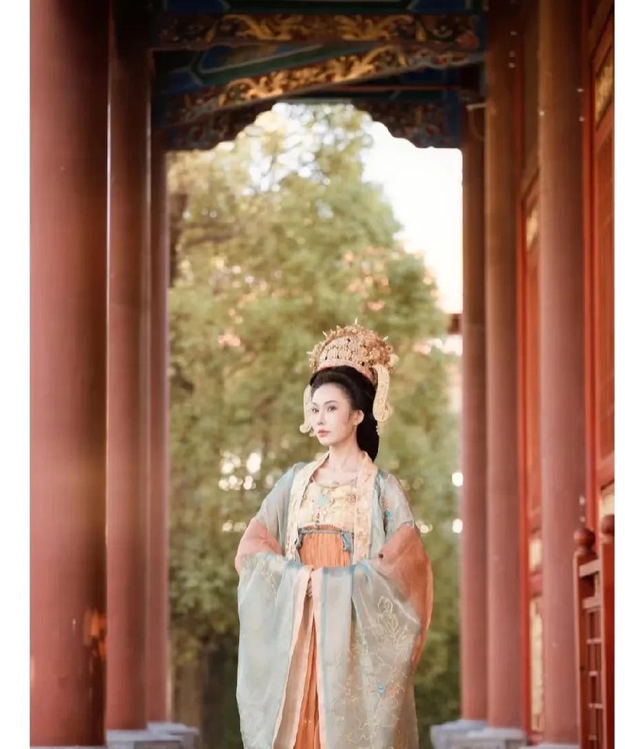 辽国女将萧云娘一枪挑死杨文广之妻韩翠萍，杨文广心疼的大叫一声险些落马，韩翠娥一见
