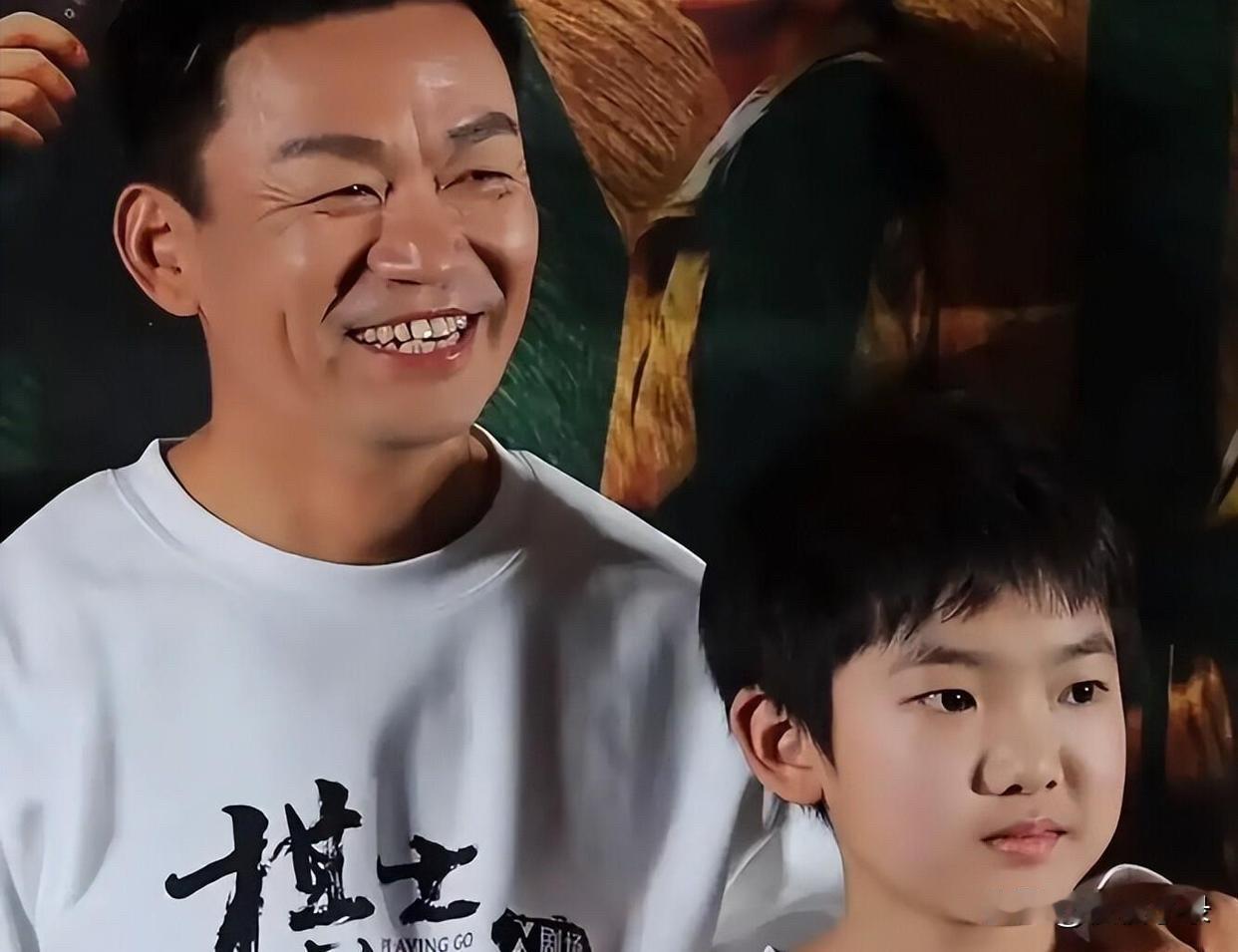 离婚9年后的王宝强没想到，自己的孩子开始给他争光了，儿子已在香港拿奖！[墨镜][