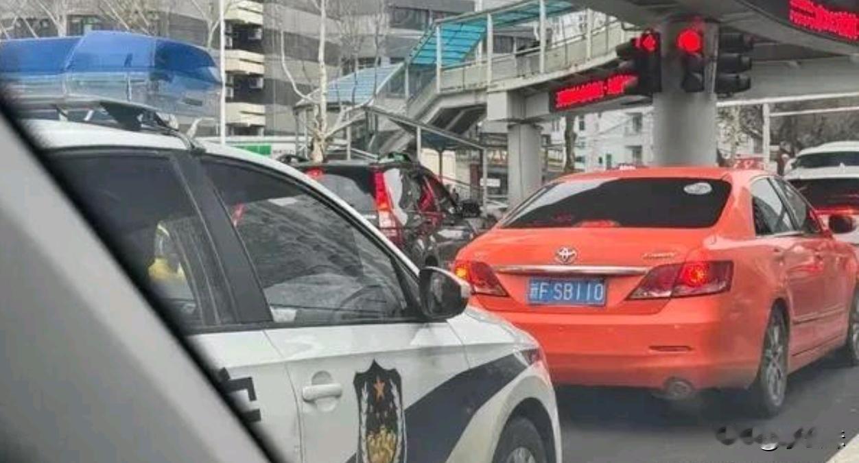 红车的车牌号码，容易被后面车辆仇视啊！