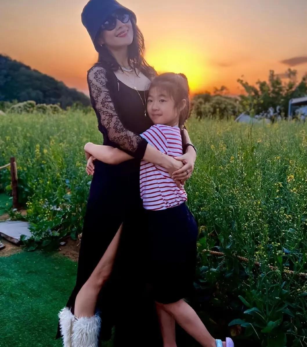 醒醒真是可惜了有个大美女妈妈章子怡，但奈何像爸爸汪峰。就连章子怡自己都说过醒醒