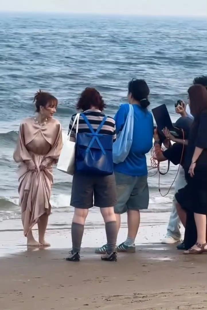 吴昕这路人缘……在阿那亚海边，有人看到一群人长枪短炮地围着一个人拍摄，很是鄙
