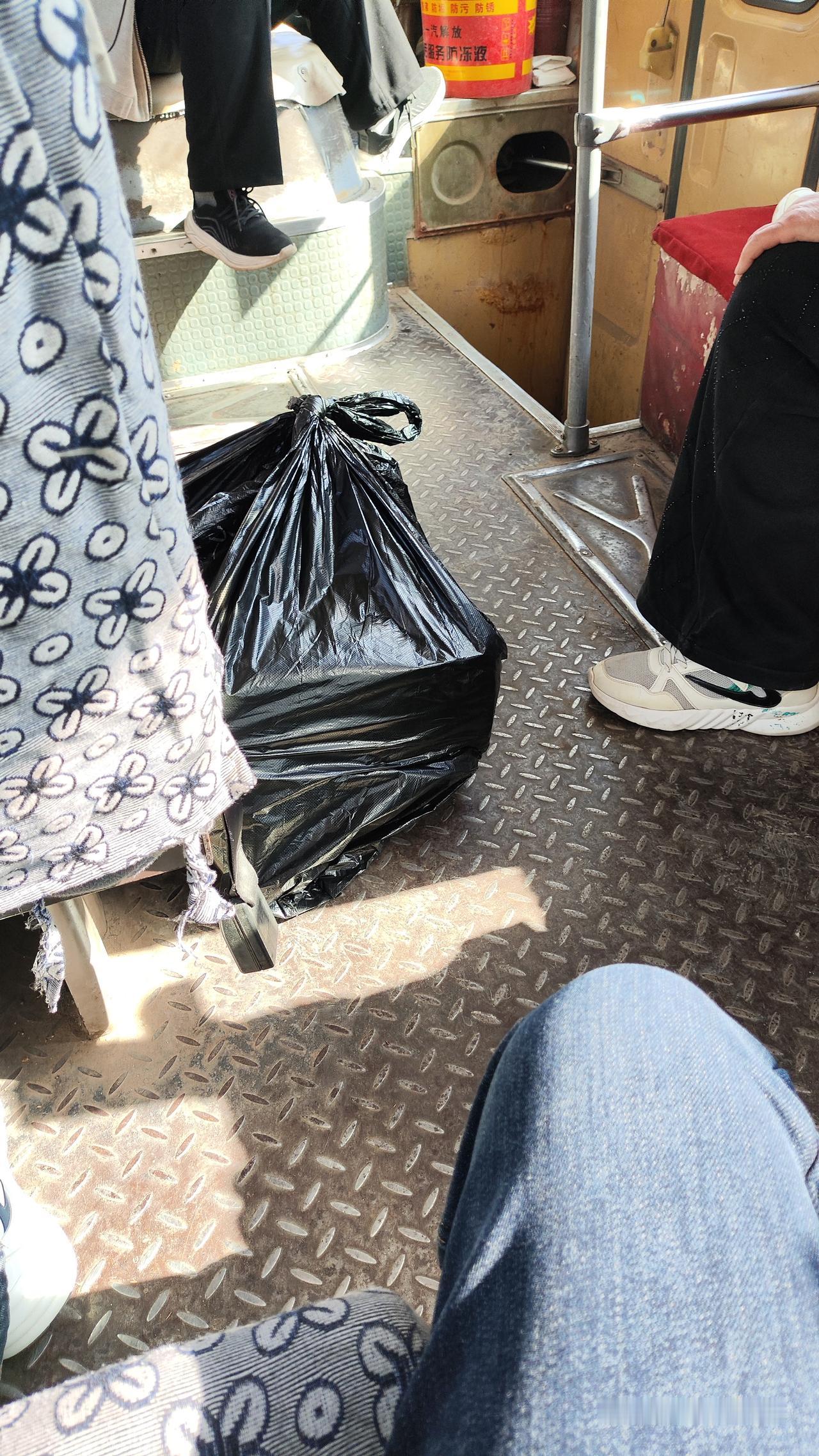 不知道村里的公交车，有一天会不会消失……今天周五，接住宿的女儿放学回家。