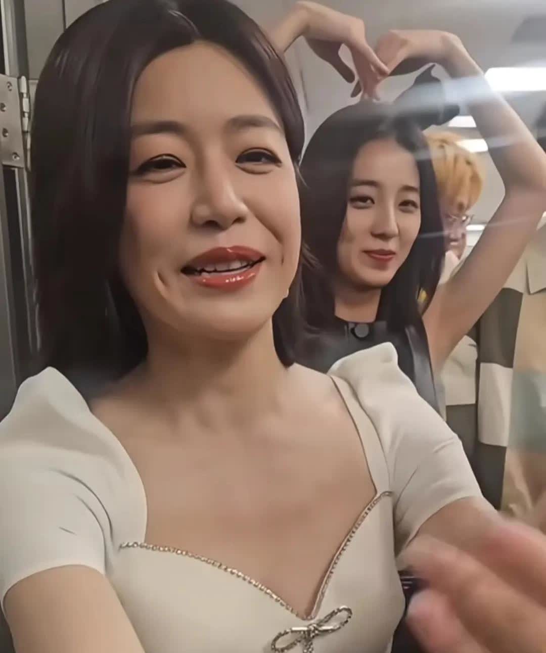陈妍希携新剧《亲爱的仇敌》扫楼，看网友抓拍的照片，陈晓和她离婚也不意外。就两