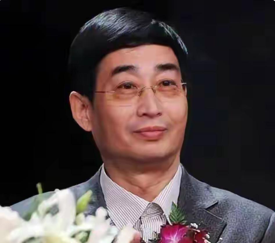 80岁主持人万峰近况曝光！与妻子离婚20年，如今尽情享受退休生活。最近，
