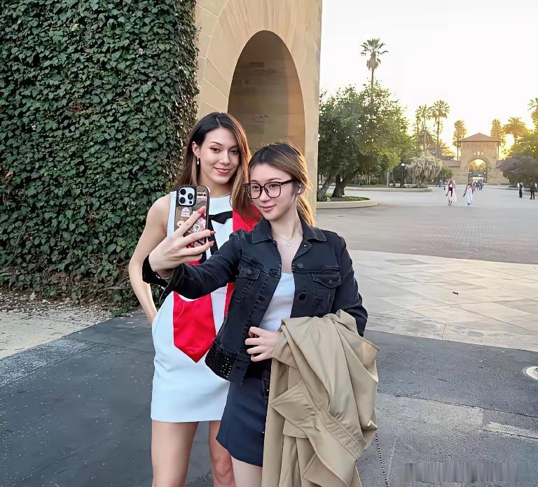 谷爱凌这毕业照拍的，跟别人真不一样。家人们，23岁谷爱凌现身斯坦福大学校区拍摄毕
