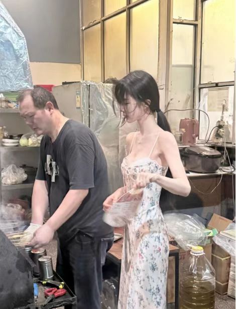 你觉得，她是老板娘还是老板女儿？……[？？？][？？？][？？？]