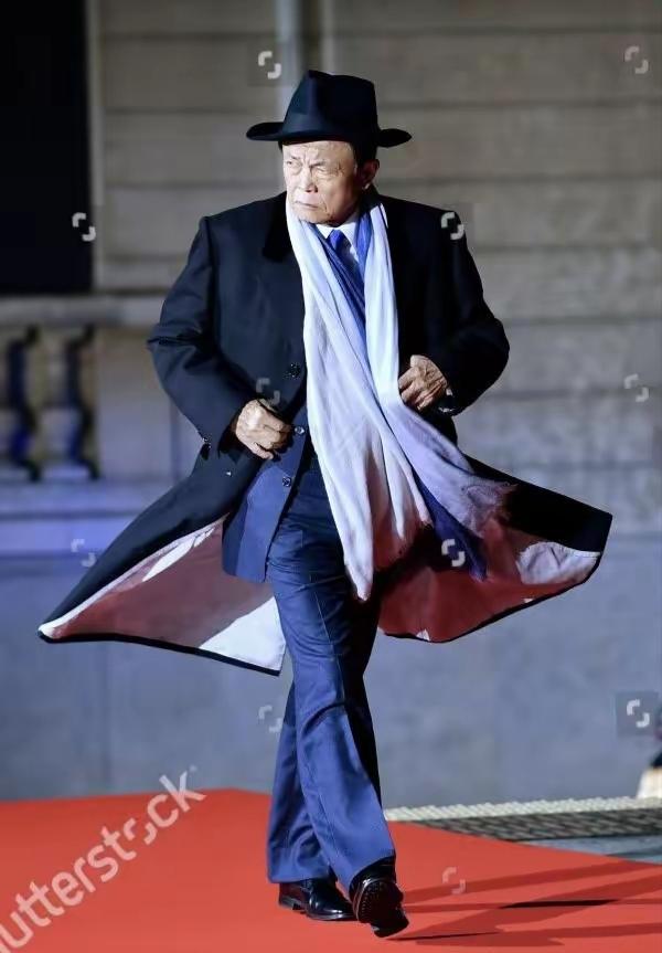 这就是站在高市早苗背后的人——日本极右翼领袖麻生太郎。有人说，这叫鹰顾狼视，有人
