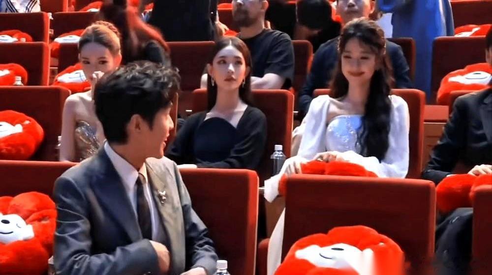 孙怡直勾勾盯着张若昀，全场镜头都快怼脸上了，她脑袋微微一歪，笑得眼睛都眯成一条缝