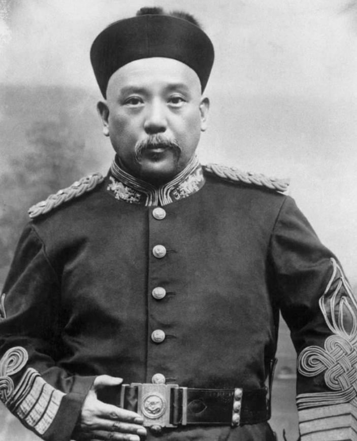 据袁世凯贴身侍卫陶树德回忆袁世凯每天5点起床后，先喝鸡汤、牛肉汤开胃；7点左右吃