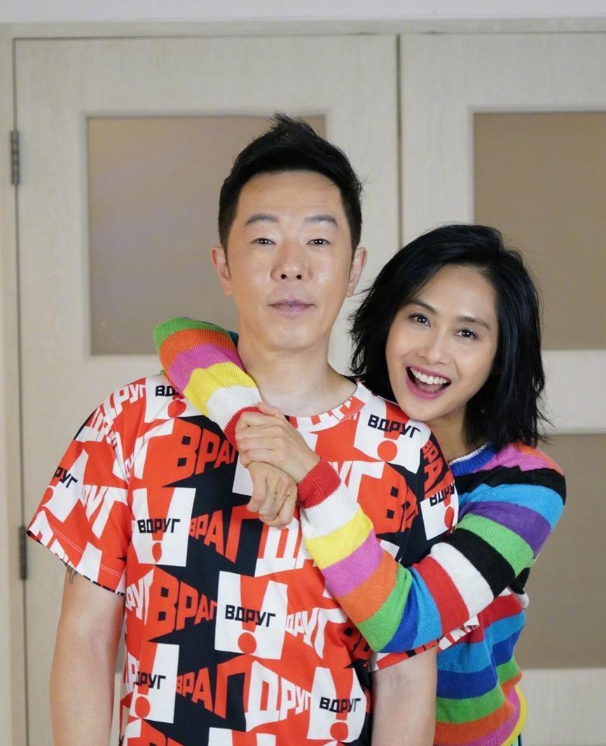 1998年片场。黄贯中拨错电话。接起来的是朱茵。不是缘分。是人为。朱茵