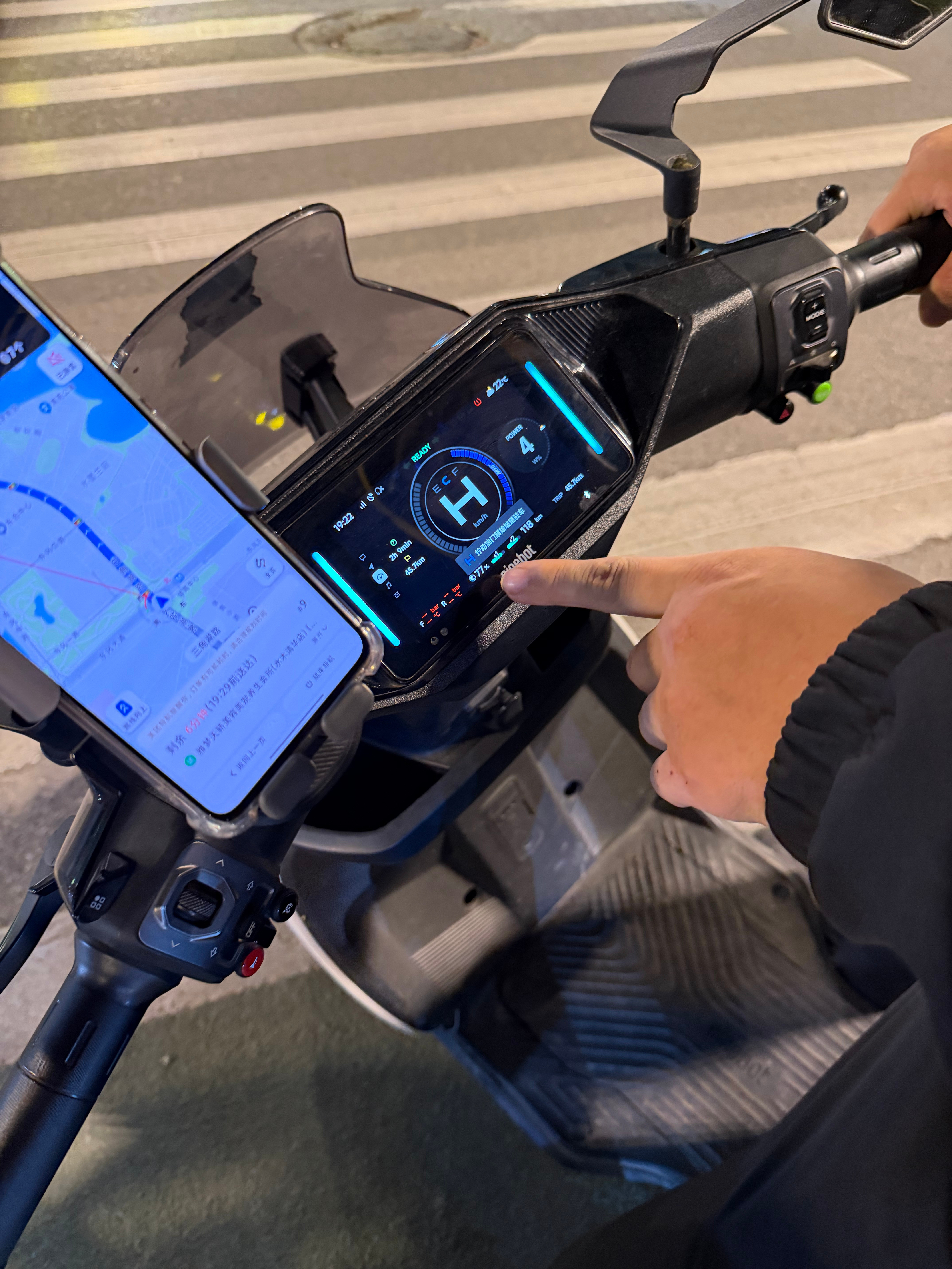 外卖小哥视角我问他这车能跑多少他告诉我能跑110km我当场就亚麻跌了毫无优越感啊